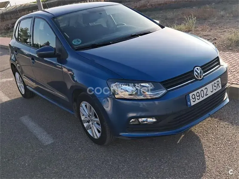 Usado VW Polo 90 CV (66 kW) 2016 Azul Berlina