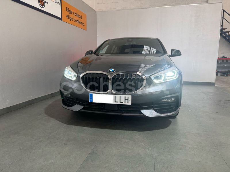 Usado BMW 118 Sport Line 136 CV (100 kW) 2021 Gris Utilitario