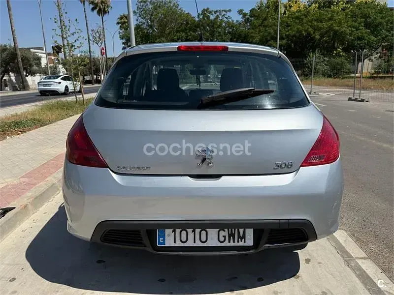 Usado Peugeot 308 98 CV (72 kW) 2010 Gris / plata Berlina