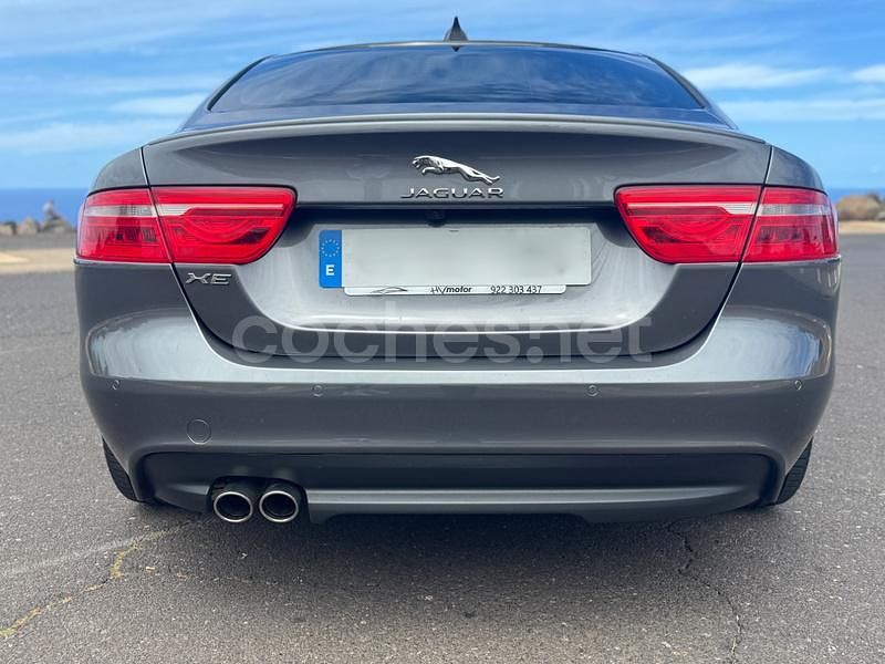 Usado Jaguar XE R-Sport 180 CV (132 kW) 2016 Gris / plata Berlina