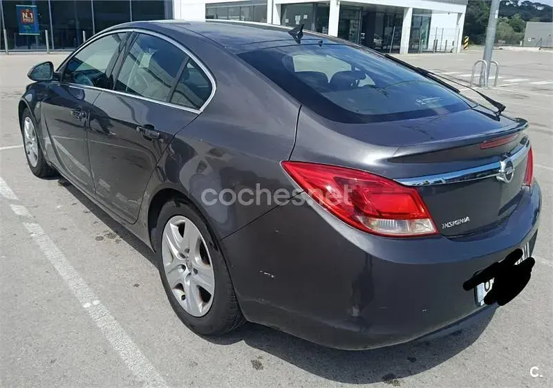 Usado Opel Insignia Essentia 130 CV (95 kW) 2010 Gris / plata Berlina
