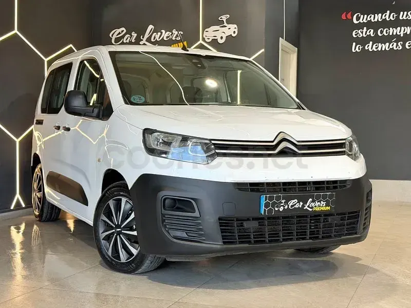 Usado Citroën Berlingo Shine 102 CV (75 kW) 2021 Blanco Monovolumen