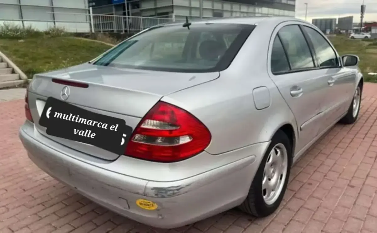 Usado Mercedes E200 122 CV (89 kW) 2005 Gris Berlina