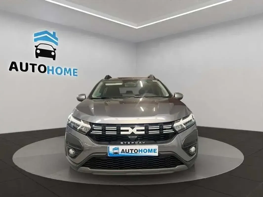 Usado Dacia Sandero Expression 91 CV (66 kW) 2025 Gris Utilitario