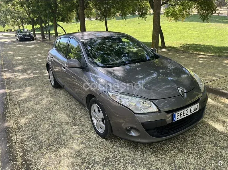 Usado Renault Mégane Expression 105 CV (77 kW) 2008 Gris / plata Berlina