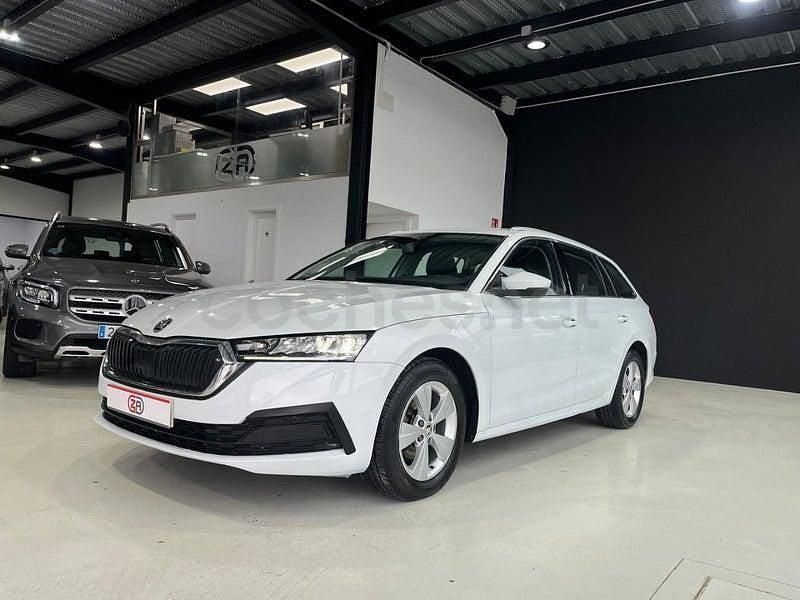Usado Skoda Octavia 110 CV (80 kW) 2021 Blanco Familiar