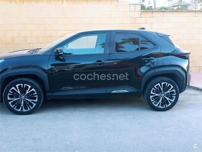 Usado Toyota Yaris Cross Active 116 CV (85 kW) 2022 Negro SUV