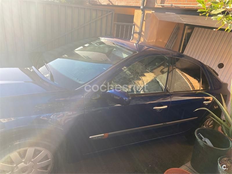 Usado Renault Laguna II Dynamique 123 CV (90 kW) 2001 Azul Berlina