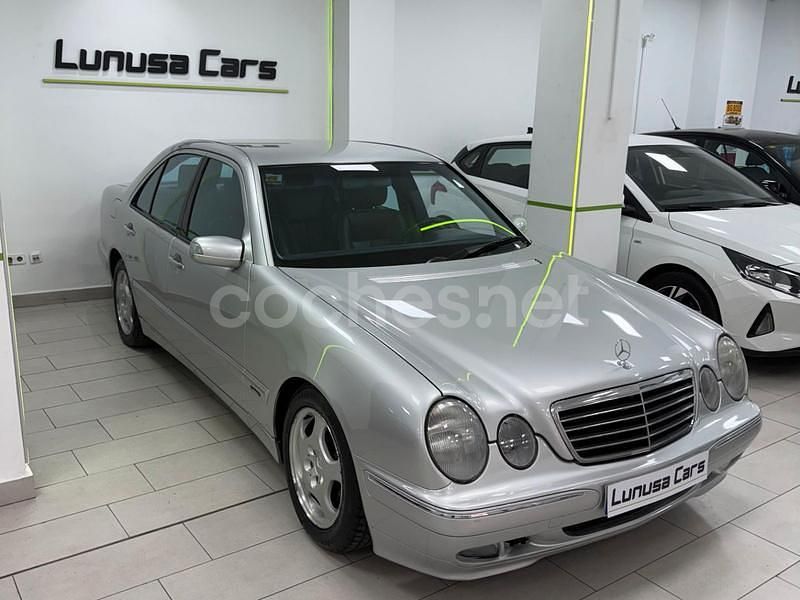 Usado Mercedes E240 Avantgarde 177 CV (130 kW) 2002 Gris / plata Berlina