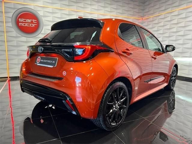 Usado Toyota Yaris Hybrid Style 116 CV (85 kW) 2022 Naranja Berlina