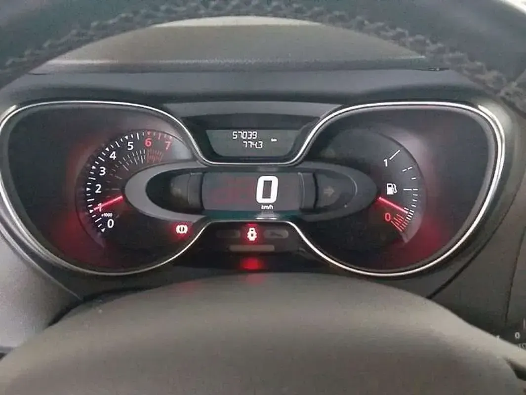 Usado Renault Captur Zen 131 CV (96 kW) 2019 Negro SUV
