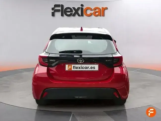 Usado Toyota Yaris Hybrid Active 116 CV (85 kW) 2024 Rojo
