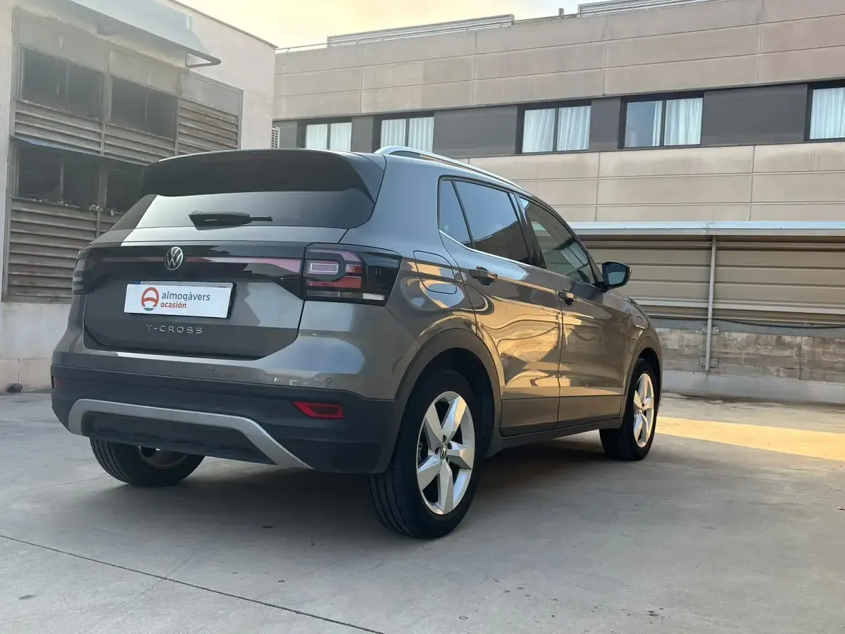 Usado VW T-Cross Sportline 110 CV (80 kW) 2021 Gris / plata SUV