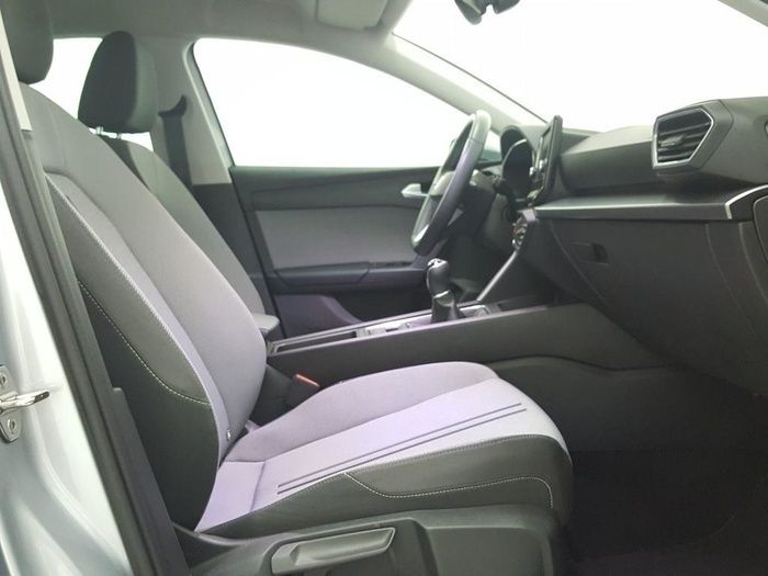 Usado Seat Leon Style 110 CV (80 kW) 2022 Gris Berlina