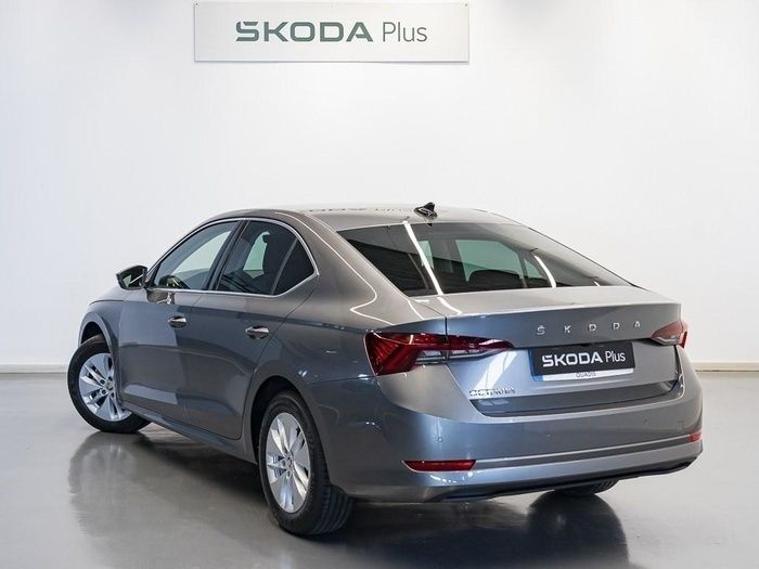 Gris Usado 2024 Skoda Octavia Ambition | 26.500 € (Buen precio) - Imagen 1/4