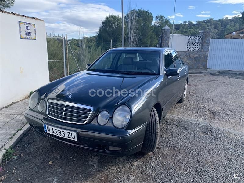 Usado Mercedes E220 Classic 125 CV (91 kW) 2000 Negro Berlina