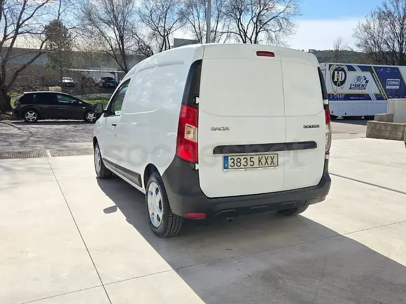 Usado Dacia Dokker Essentiel 102 CV (75 kW) 2019 Blanco Monovolumen