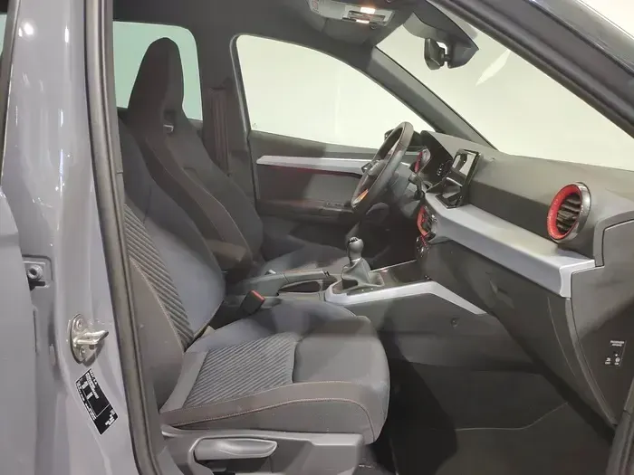 Usado Seat Arona FR 115 CV (84 kW) 2025 Gris SUV