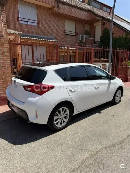 Usado Toyota Auris Active 132 CV (97 kW) 2013 Blanco Berlina