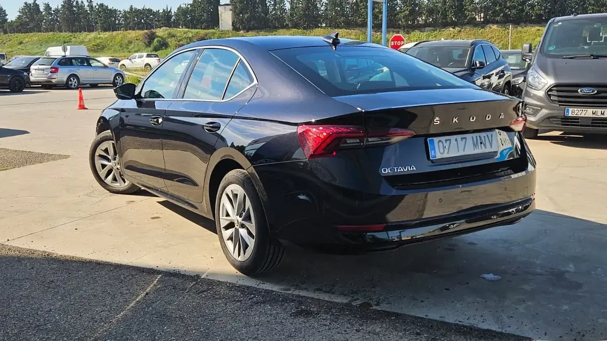 Usado Skoda Octavia Selection 150 CV (110 kW) 2024 Negro Berlina