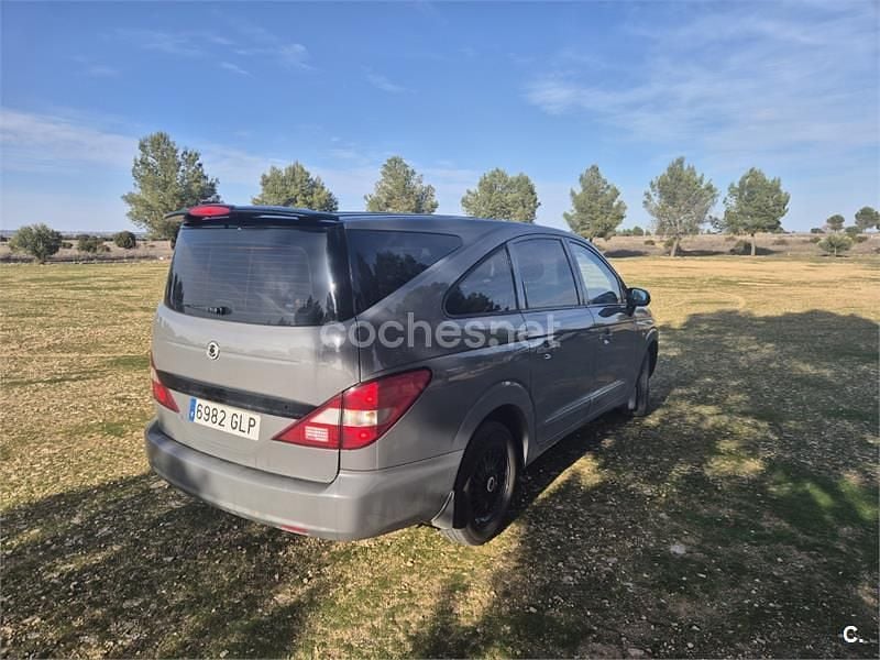 Usado Ssangyong (KGM) Rodius 165 CV (121 kW) 2009 Gris / plata Monovolumen