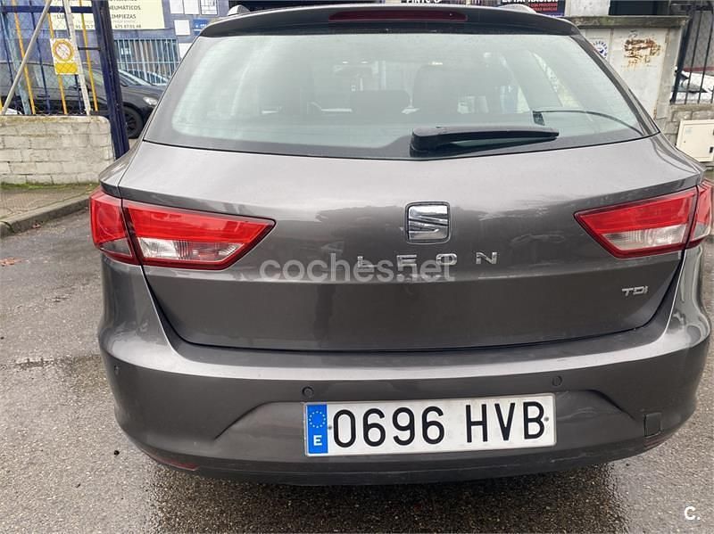 Usado Seat Leon ST Style 105 CV (77 kW) 2014 Gris / plata Familiar
