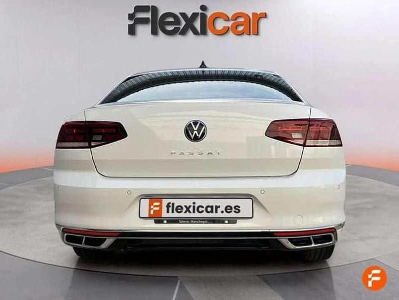 Usado VW Passat R-line 150 CV (110 kW) 2021 Blanco Berlina