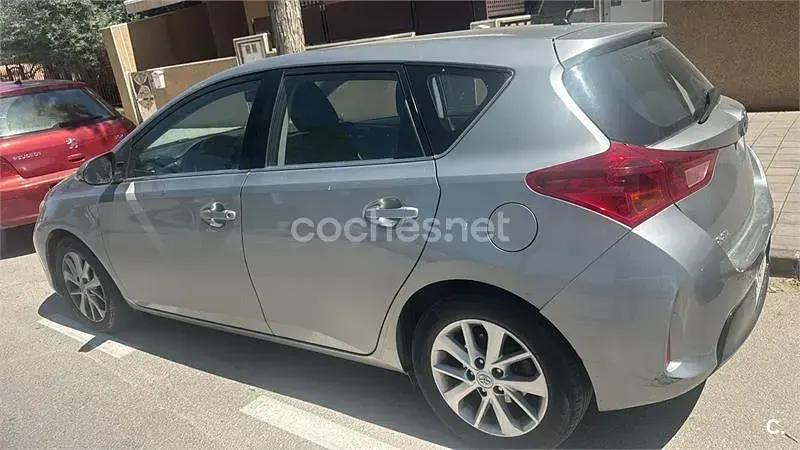 Usado Toyota Auris Active 90 CV (66 kW) 2014 Gris / plata Berlina