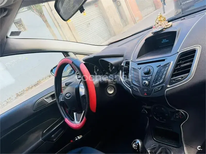Usado Ford Fiesta Titanium 100 CV (73 kW) 2013 Rojo Berlina