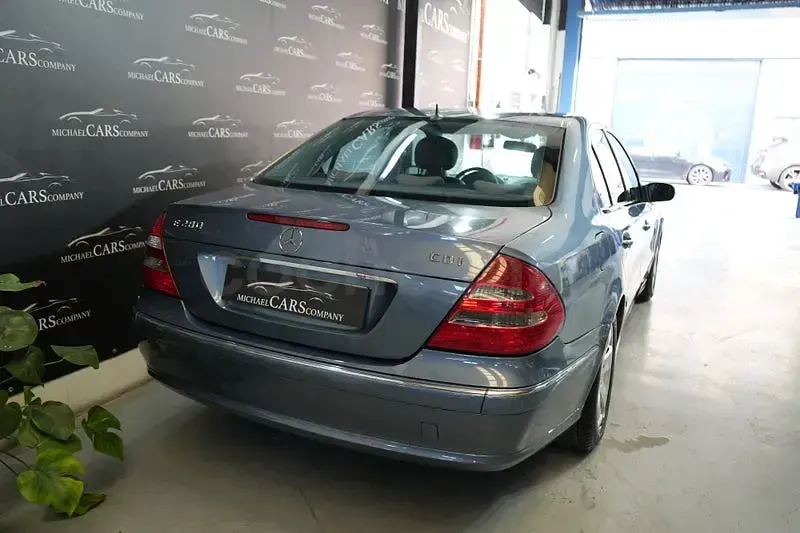 Usado Mercedes E280 Avantgarde 190 CV (139 kW) 2005 Azul Berlina