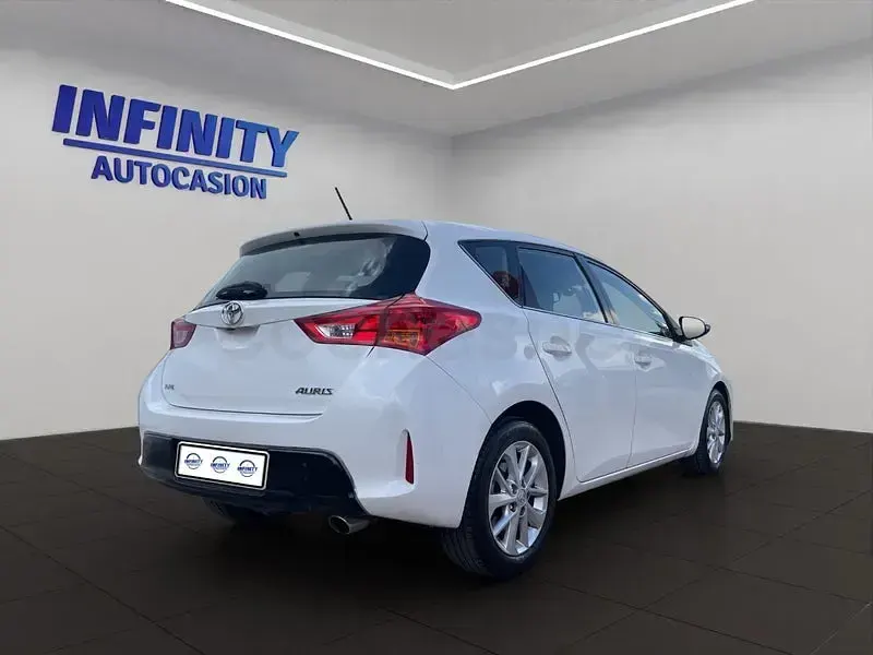 Usado Toyota Auris Active 124 CV (91 kW) 2015 Blanco Berlina