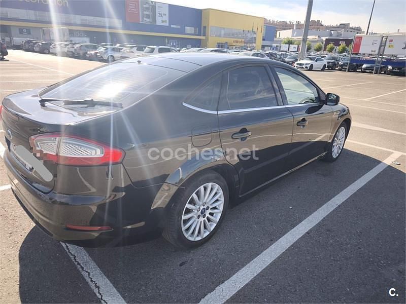 Usado Ford Mondeo Limited 140 CV (102 kW) 2012 Negro Berlina