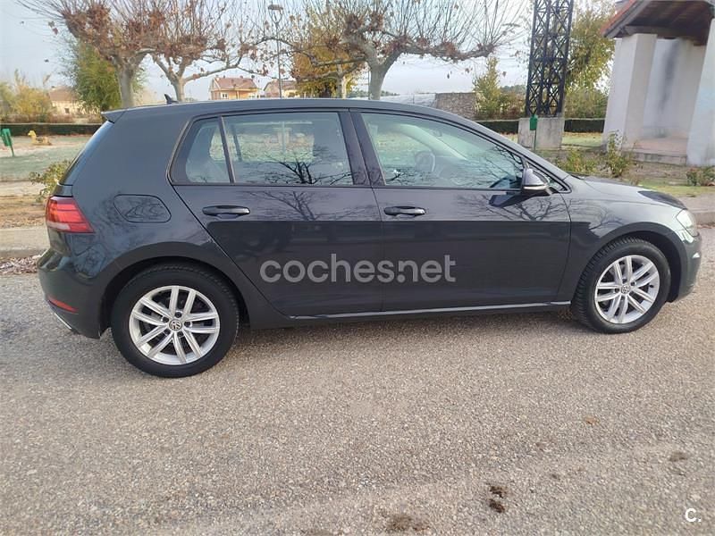 Usado VW Golf VII Advance 115 HP (84 kW) 2020 Cinzento Sedan