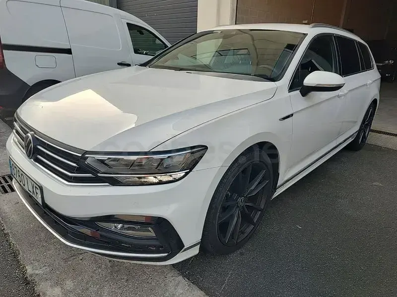 Usado VW Passat R-line 200 CV (147 kW) 2022 Blanco Familiar