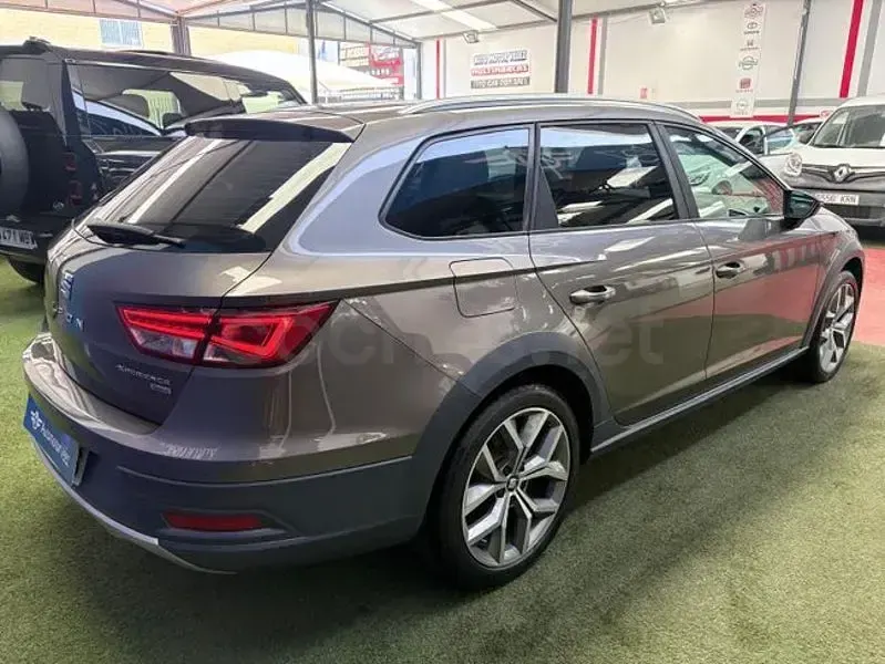 Usado Seat Leon 4Drive 184 CV (135 kW) 2015 Marrón Familiar