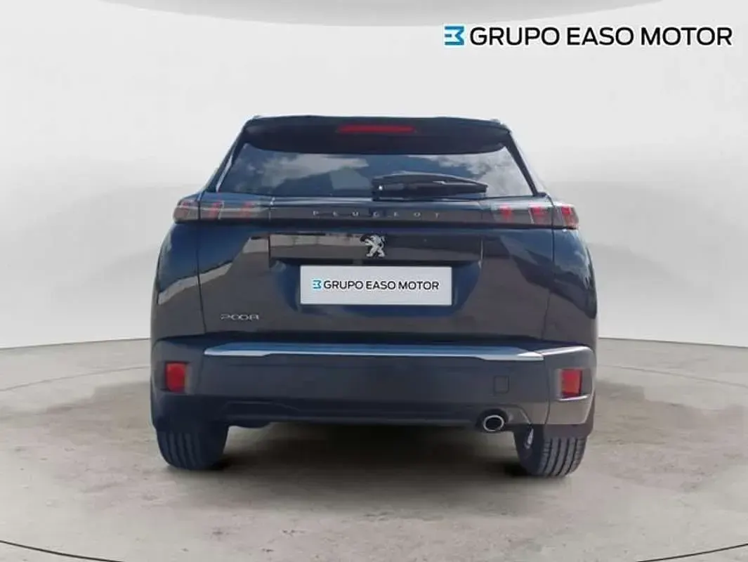Usado Peugeot 2008 Allure 131 HP (96 kW) 2023 Preto SUV