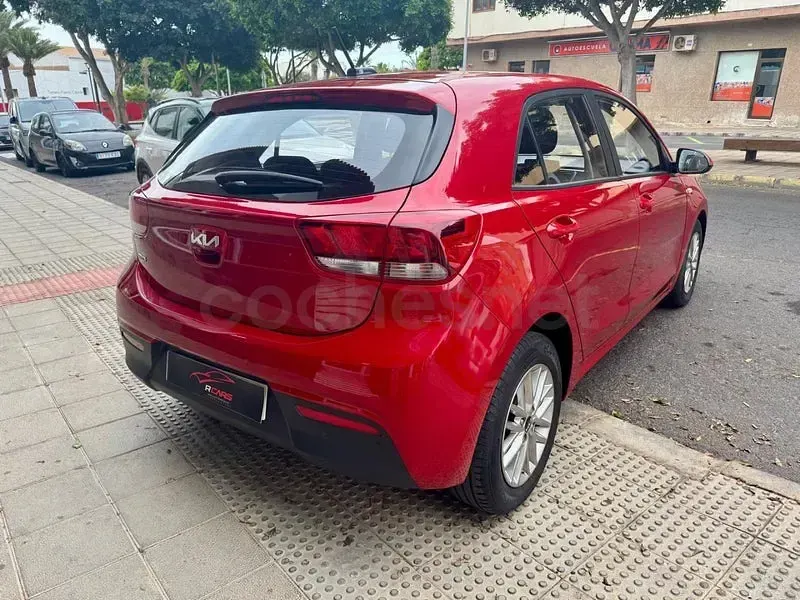Usado Kia Rio 84 CV (61 kW) 2023 Rojo Berlina