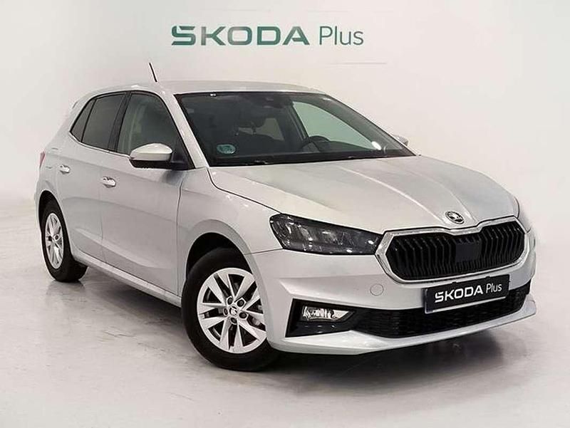 Gris / plateado Usado 2024 Skoda Fabia Selection Utilitario | 15.990 € (Precio justo) - Imagen 1/4