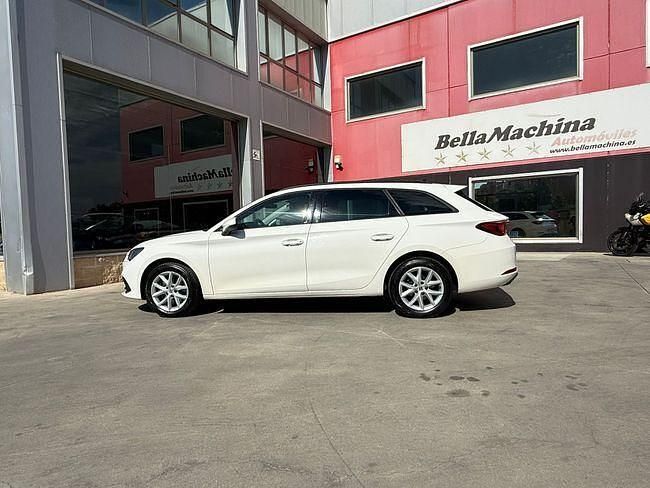 Usado Seat Leon Style 150 CV (110 kW) 2021 Blanco Familiar
