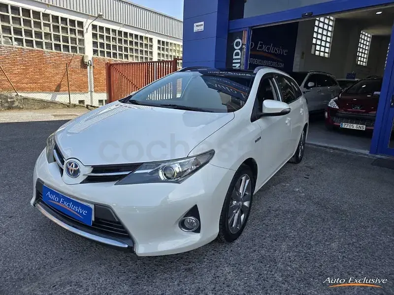 Usado Toyota Auris Hybrid Active 136 CV (100 kW) 2014 Blanco Familiar