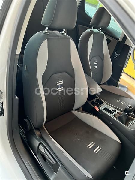 Usado Seat Leon Style 130 CV (95 kW) 2019 Blanco Berlina