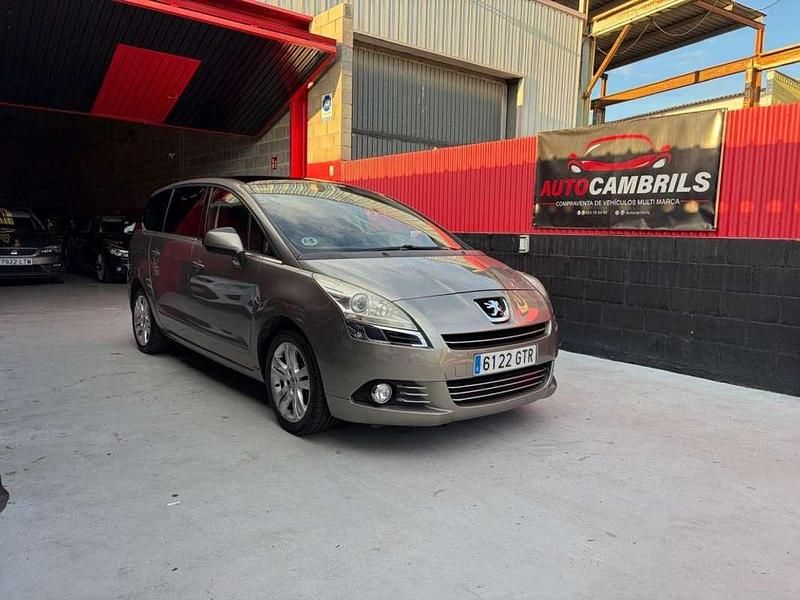 Gris Usado 2010 Peugeot 5008 Premium Monovolumen | 4990 € (Super precio) - Imagen 1/4
