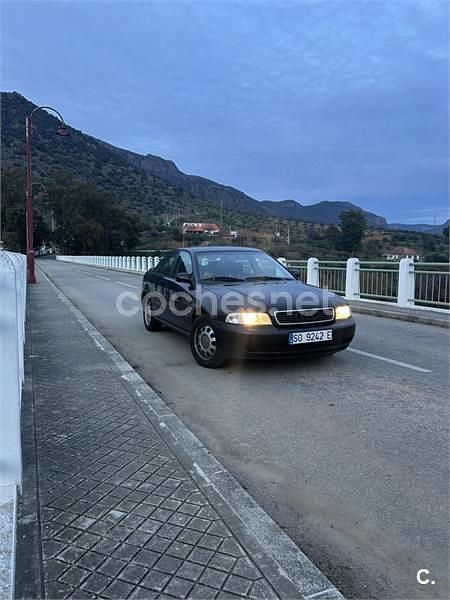 Usado Audi A4 150 CV (110 kW) 1996 Negro Familiar