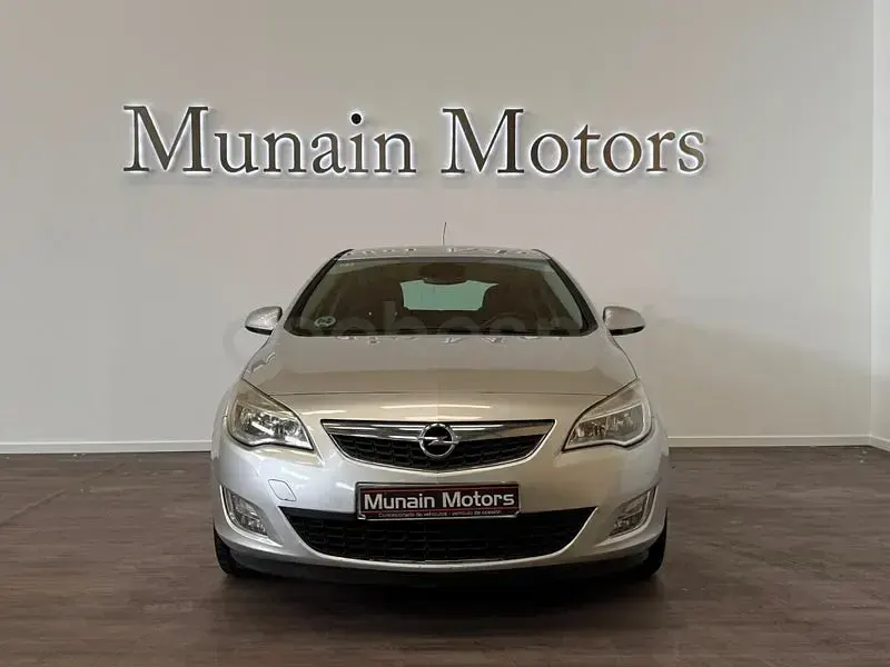Usado Opel Astra Selective 110 CV (80 kW) 2011 Gris / plata Berlina