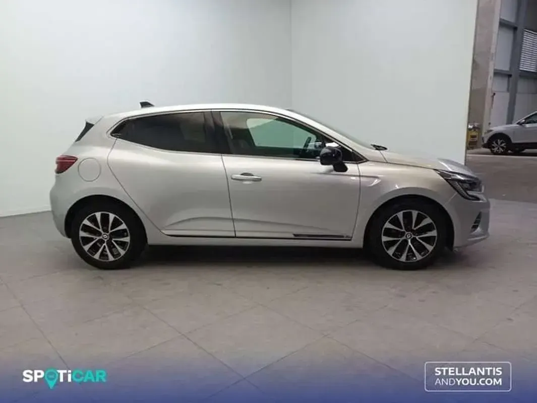Usado Renault Clio Techno 91 CV (66 kW) 2023 Gris Utilitario