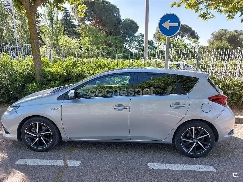 Usado Toyota Auris Hybrid Edition 136 CV (100 kW) 2018 Gris / plata Berlina