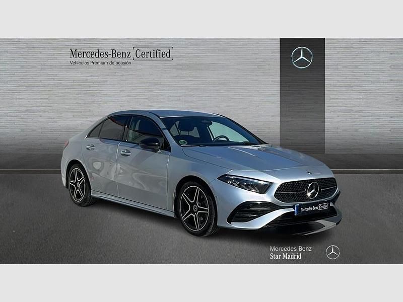 Usado Mercedes A180 AMG line 116 CV (85 kW) 2025 Plata hightech (metalizado) Utilitario