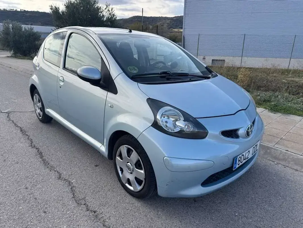 Usado Toyota Aygo 54 CV (39 kW) 2006 Azul Utilitario