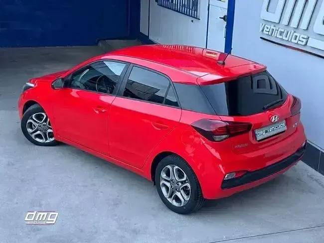 Usado Hyundai i20 100 CV (73 kW) 2019 Rojo Utilitario