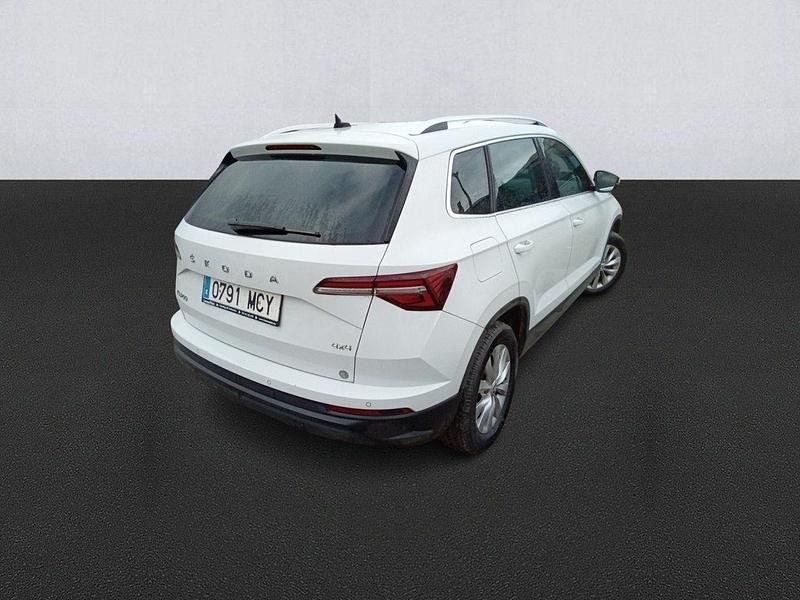 Usado Skoda Karoq Ambition 150 CV (110 kW) 2022 Blanco SUV